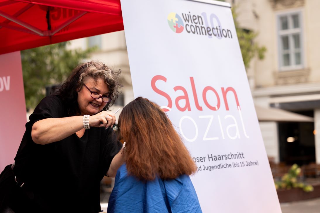 Trainerin Bettina Froestl beim Frisieren beim Salon Sozial der Volkshilfe Wien