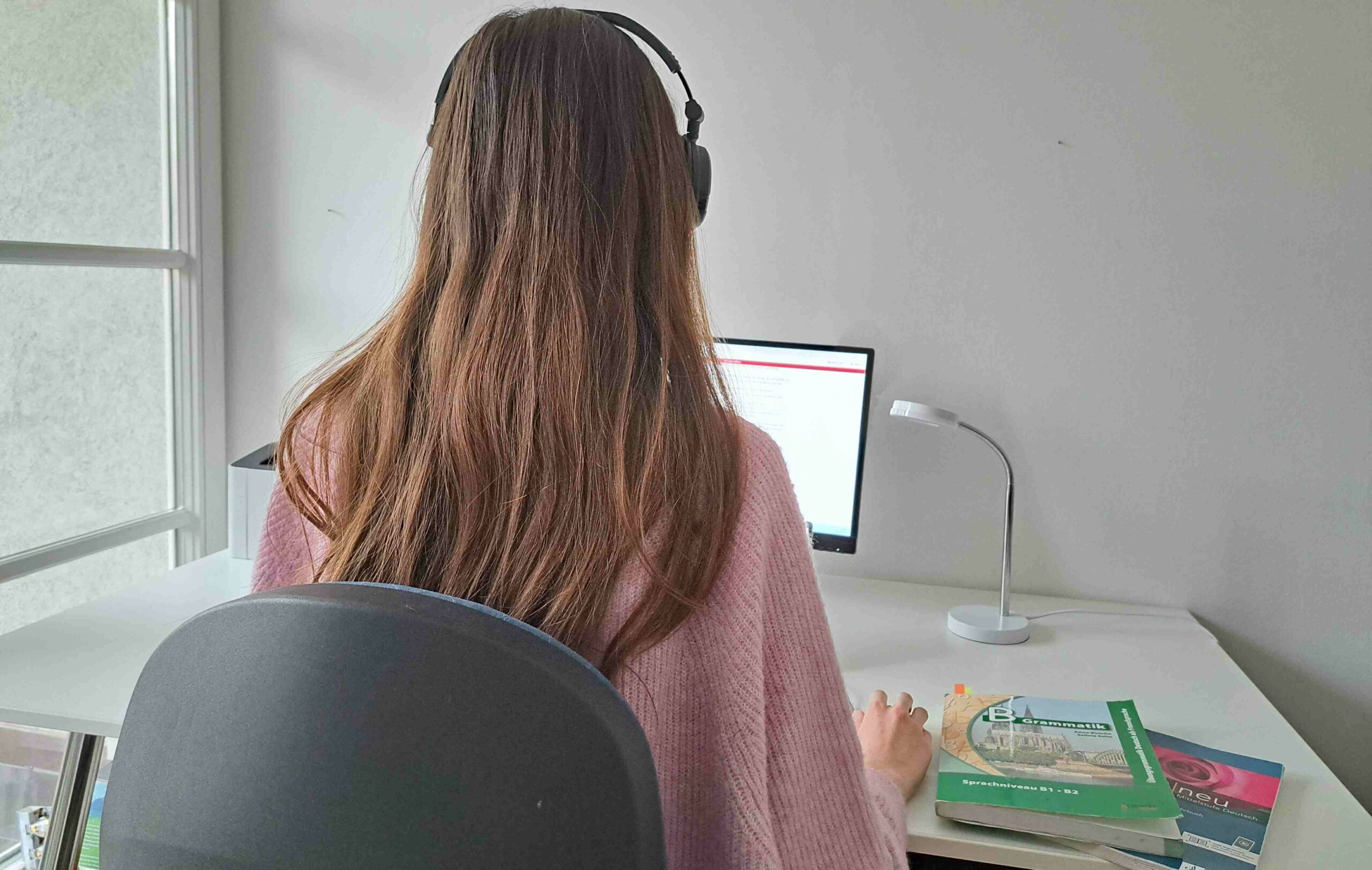 Mädchen sitzt vor Laptop und lern mit KI